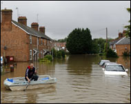 بريطانيا تشهد أسوأ فيضانات منذ ستين عاما(رويترز-أرشيف)