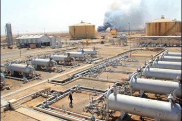 afp/A picture shows a general view of an oil refinery in the southern Rumaila area, 21 July 2007. Iraq started production from a well in the southern oilfields of Rumaila to increase the country's total production by 15-18 thousand barrels per day, said today, chief of the South Oil Company Jabbar Luaibi. AFP PHOTO/ESSAM AL-SUDANI