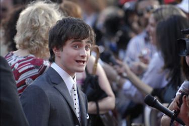 r_Cast member Daniel Radcliffe is interviewed at the premiere of "Harry Potter and the Order of the Phoenix" at the Grauman's Chinese Theatre in Hollywood July 8, 2007