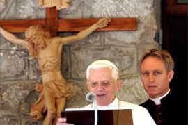 epa01066667 Pope Benedict XVI, with his secretary Georg Gaenswein (R) during his weekly Angelus prayers in Lorenzago di Cadore, near Belluno, Italy, 15 July 2007