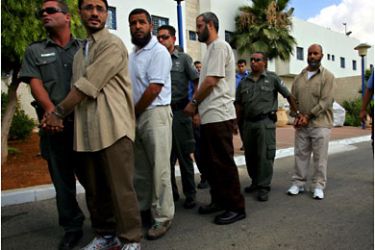 epa01056364 Guards in Hadarim prison in central Israel escort handcuffed and shackled Jordanians to a waiting van which will take them to the Israeli-Jordanian border, 05 July 2007