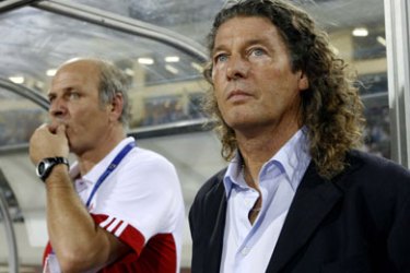 AFP/ United Arab Emirates team coach Bruno Metsu (R) during the group B first round match against Vietnam at the Asian Football Cup in Hanoi, 08 July 2007.Vietnam won 2-0