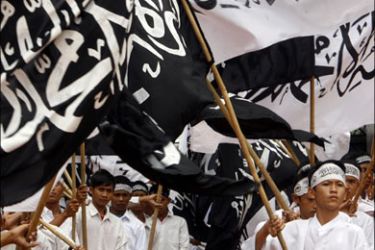 R : Members of Hizbut Tahrir Indonesia carry flags during the International Caliphate Conference at Bung Karno Stadium in Jakarta August 12, 2007. About 80,000 people gathered in