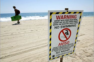 /AFP - Signs warn the public to stay out of the water in an area harboring high bacteria levels near a drain at Will Rogers State Beach 07 August 2007 in Pacific Palisades, northwest