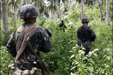 F/Heavily armed Philippine Marines soldiers hunt Islamic militants of the Moro Islamic Liberation Front (MILF) in the hinterlands of Tipo-tipo town in southern Basilan island 09 August 2007.