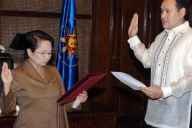AFP : President President Gloria Arroyo (L) swears into office new Defense Secretary Gilbert Teodoro (R) during a ceremony at Malacanang presidential palace in Manila, 07