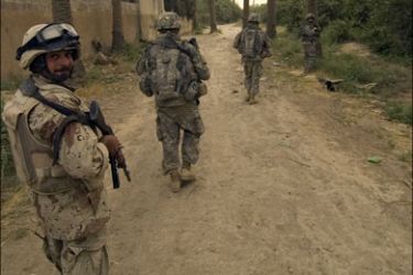 AFP : A picture released by the US army 09 August 2007 shows US soldiers from the 3rd Infantry Division and Iraqi soldiers moving to their next objective in the southern Iraqi