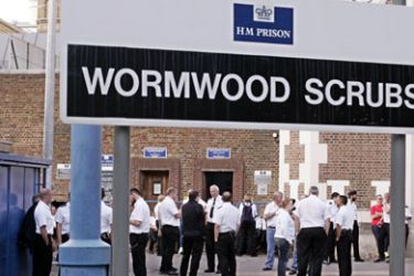 AFP/ Prison Officers gather outside Wormwood Scrubs Prison in west London, 29 August 2007, as they take part in a 24 hour strike over pay.
