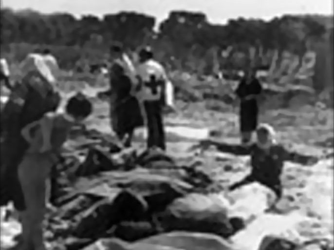 afp : (FILES) A Palestinian woman weeps 20 September 1982 over the bodies of their relatives killed 17 September 1982 in the refugee camp of Sabra and Chatila refugee