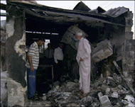 جانب من مظاهر الدمار الذي خلفه تفجير أمس في بغداد (رويترز)