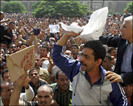 بعض العمال لا يتجاوز دخله 150 جنيها مصريا في الشهر (رويترز)