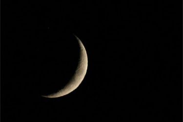 هلال رمضان أعاد الجدل بين اعتماد حسابات الفلك أو الرؤية بالعين المجردة.