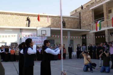 الجزيرة نت / مجموعة من الطالبات يرفعن علم كردستان في باحة احدى مدارس اربيل