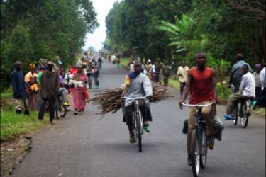 afp : Congolese people who have been displaced by fighting in the North-Kivu region of the Democratic Republic of Congo are on the move near the eastern town of Mugunga 07