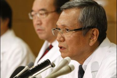r/(R-L) Keio University Hospital professor of internal medicine Norifumi Hibi, who is Japanese Prime Minister Shinzo Abe's family doctor, speaks to reporters at a news conference with the hospital general director Naoki Aikawa