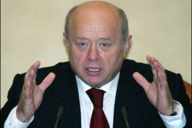 r/Russia's acting Prime Minister Mikhail Fradkov addresses a government meeting in Moscow September 13, 2007.
