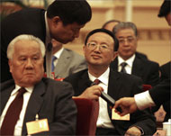 وزير الخارجية الصيني (وسط) يتابع أعمال المؤتمر العام للحزب الشيوعي الصيني الحاكم (الفرنسية)