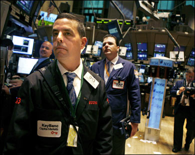 مضاربون في بورصة نيويورك التجارية (نايمكس) يراقبون ارتفاع أسعار النفط (رويترز)