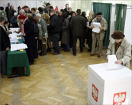 الانتخابات التشريعية البولندية سجلت إقبالا مكثفا (رويترز)