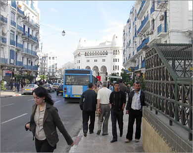 الشارع الجزائري في انتظار انتخابات الشهر المقبل للمحليات (الجزيرة نت)