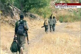 مجموعة من مسلحين لحزب العمال الكردستاني بعد هجوم طائرات وقوات برية تركية مواقع للمسلحين الأكراد داخل شمال العراق - على الحدود العراقية التركية - الجزيرة