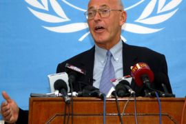 afp : Head of the United Nations Mission in Nepal Ian Martin gestures during a press conference in Kathmandu, 10 October 2007. Martin has said that the peace process is
