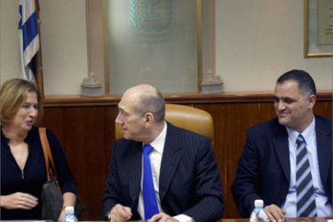 Israel's Prime Minister Ehud Olmert (C) and Foreign Minister Tzipi Livni (L) attend the weekly cabinet meeting in Jerusalem October 21, 2007