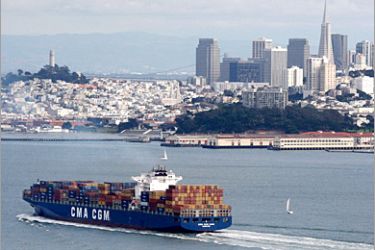 /AFP / A container ship passes through the San Francisco bay on its way to the Pacific Ocean 19 October 2007 in San Francisco, California. The weakening US dollar helped boost