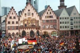 afp : Hundreds of supporters of the German national women's football team celebrate as they wait for the arrival of the team 01 October 2007 at the Roemer square in front of