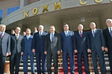 Heads of state of the countries of the CIS including Russian President Vladimir Putin (Third R) pose for a group picture in Dushanbe, 06 October 2007. The countries of the former