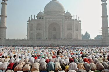 مسلمو الهند يصلون أمام تاج محل