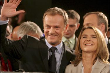 epa01152999 Civic Platform (PO) leader Donald Tusk (C) with a wife Malgorzata (R) in his party headquarters in Warsaw, Poland