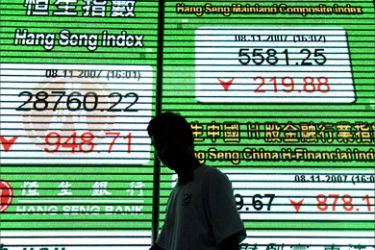f/A pedestrian walks past a screen displaying the Hang Seng Index in Hong Kong, 08 November 2007. Hong Kong share prices closed down 3.20 percent after a big drop on Wall Street overnight and amid concerns about credit market woes, high oil prices and a weaker dollar, dealers said