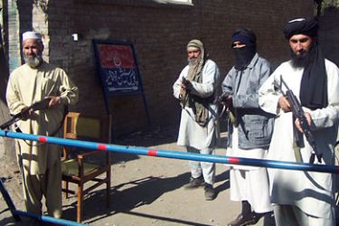 Armed Pakistani militants loyal to pro-Taliban cleric Mullah Fazlullah stand at a police station at Matta in Swat district, 06 November 2007.-ف