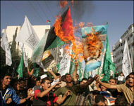 المتظاهرون أحرقوا العلم الإسرائيلي (رويترز)