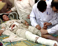 أحد المصابين يتلقى العلاج في مستشفى بيشاور (الفرنسية)