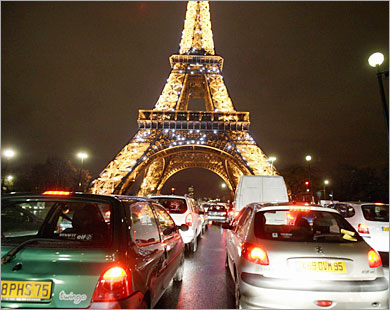 باريس مدينة النور والعطور تجذب إليها سياح العالم (رويترز-أرشيف)