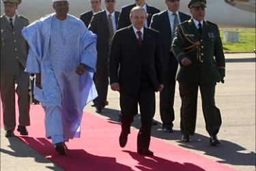 f_Algeria's President Abdelaziz Bouteflika (R) escorts his Malian counterpart Amadou Toumani Toure (L) during a welcoming ceremony at Houari Boumediene International