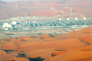 REUTERS/ Saudi Arabia Shaybah oilfield complex is seen in this aerial view deep in the Rub' al-Khali desert, Saudi Arabia, November 14, 2007. REUTERS/ Ali Jarekji (SAUDI
