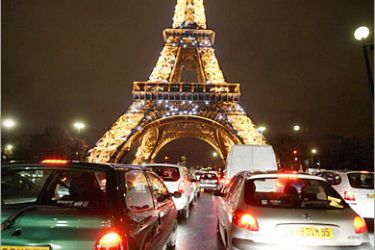 REUTERS/ Rush hour traffic backs up near the Eiffel tower as commuters make their way home as transport strikes continue in Paris November 20, 2007. French President