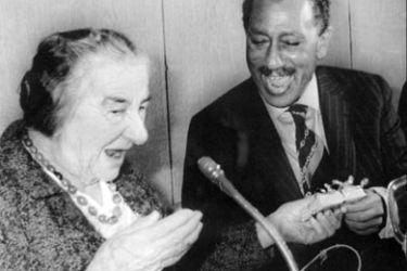AFP/ (FILES) A file picture dated 21 November 1977 shows then Israeli Prime Minister Golda Meir (L) exchanging presents with Egyptian President Anwar Sadat in Jerusalem.