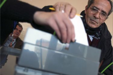 Ethnic Albanians cast their ballots at a polling station in Pristina during Kosovo's parliamentary election November 17, 2007