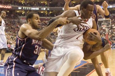 epa01164171 New Jersey Nets' Malik Allen (L) tries to get the ball away from Philadelphia 76ers' Samuel Dalembert (R) during the first half of their NBA basketball game in Philadelphia, Pennsylvania