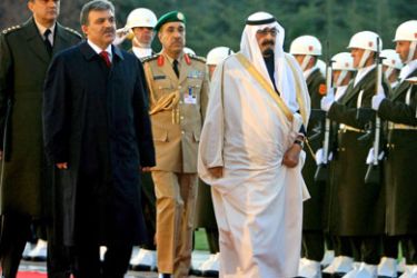 epa01168941 Abdullah bin Abdul Aziz Al Saud King of Saudi Arabia (front-R) and Turkey's president Abdullah Gul (front-L) review a military guard of honour during welcoming