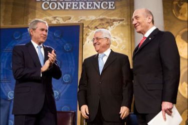 afp : US President George W. Bush applauds Israeli Prime Minister Ehud Olmert (R) and Palestinian President Mahmud Abbas (C) after the leaders spoke 27 November 2007 during