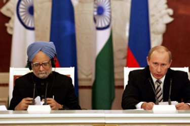 AFP/ Indian Prime Minister Manmohan Singh (L) and Russian President Vladimir Putin (R) attend a news conference in the Kremlin in Moscow, 12 November 2007.