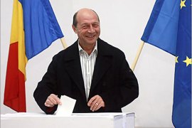 REUTERS/ Romania's President Traian Basescu casts his ballot at a polling station in Bucharest November 25, 2007. Romania's first election to the European Parliament on Sunday is