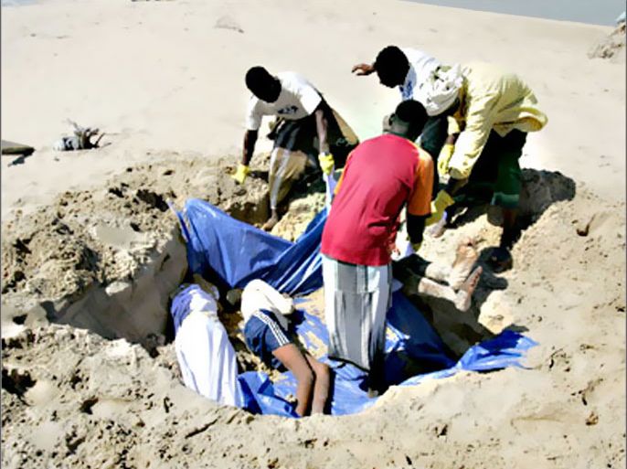 REUTERS/ Yemeni fishermen bury the bodies of African would-be migrants at the beach of Mayfaa Hijr in southeastern Yemen December 1, 2007. About 80 people drowned off the coast of Yemen when their boat sank while trying to cross from Somalia to the Arab country, a Yemeni official said on Friday. REUTERS/Khaled Abdullah (YEMEN)
