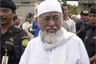 REUTERS/Indonesian Muslim cleric Abu Bakar Bashir (C) leaves the prison complex in Nusakambangan island, Central Java, December 15 2007