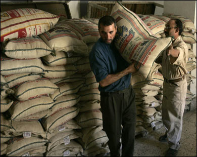 الجفاف سيحمل العراق على استيراد المزيد من الحبوب بما فيها الأرز (رويترز-أرشيف)